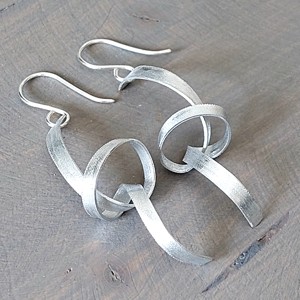 CERCEI MINIMALI DIN ALUMINIU - bijuterii - cercei lungi - Artynos.ro CERCEI MINIMALI DIN ALUMINIU - bijuterii - cercei lungi - Artynos.ro