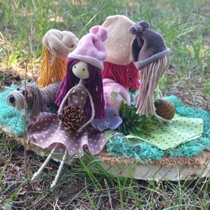 Decorațiune de masă de toamnă cu fete și dovleci � decorațiune din discuri de lemn realizată manual (25 cm) -  - Artynos.ro