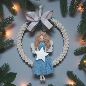 Makramé înger Crăciun decorare ușă - albastru și argint rochie cu stea și arc - crăciun - decorațiuni de crăciun de casă - decorațiuni pentru ușă de crăciun - Artynos.ro