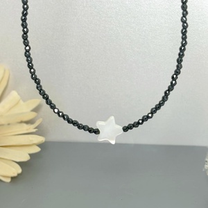 Colier hematit accesorizat cu steluta alba din sidef - Artynos.ro