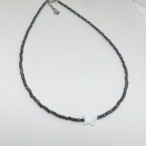 Colier hematit accesorizat cu steluta alba din sidef - bijuterii - coliere - coliere cu mărgele - Artynos.ro
