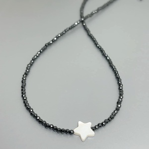 Colier hematit accesorizat cu steluta alba din sidef - bijuterii - coliere - coliere cu mărgele - Artynos.ro
