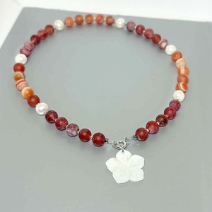 Colier agate frosted, perle naturale si pandantiv detasabil floare sidef. - bijuterii - coliere - coliere din mărgele - Artynos.ro