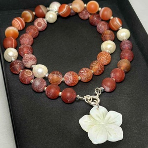 Colier agate frosted, perle naturale si pandantiv detasabil floare sidef., Bijuterii, Coliere, Coliere din margele, Altele, ARTYNOS
