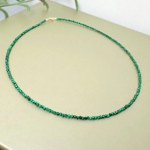 Colier malachit fatetat - bijuterii - coliere - coliere din pietre semiprețioase - Artynos.ro