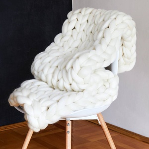 Pătură tricotată manual din fir gigant, lână naturală de merinos, 100x160 cm - casă & stil de viață - textile de casă - pături - Artynos.ro