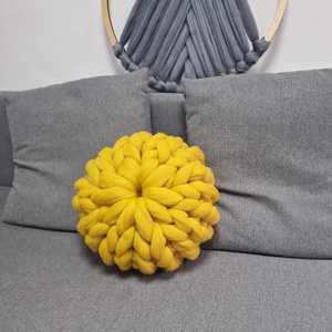Pernă rotundă decorativă din fir gigant,tricotata manual din lână merinos - casă & stil de viață - textile de casă - perne - Artynos.ro