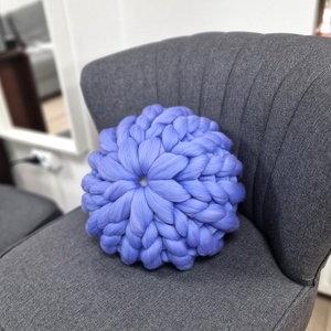 Pernă rotundă decorativă din fir gigant,tricotata manual din lână merinos - casă & stil de viață - textile de casă - perne - Artynos.ro