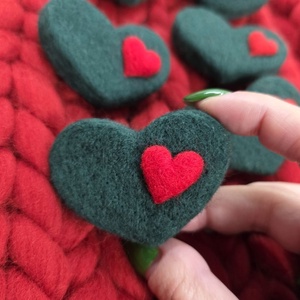 Broșă INIMĂ din lână naturală, împâslită cu acul. - bijuterii - broșe - Artynos.ro