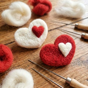 Brosa INIMA din lana naturala, impaslita cu acul. - Artynos.ro