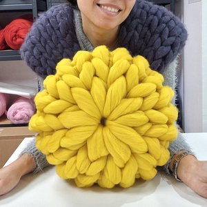 Pernă rotundă decorativă din fir gigant,tricotata manual din lână merinos - casă & stil de viață - textile de casă - perne - Artynos.ro