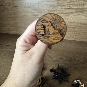Broșă Iubitoare de munte - bijuterii - broșă, insigne - insigne - Artynos.ro