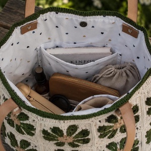 Geantă tote croșetată manual cu flori Granny Square și mânere din piele - genți și portofele - genți de mână și umăr - geantă casual - Artynos.ro