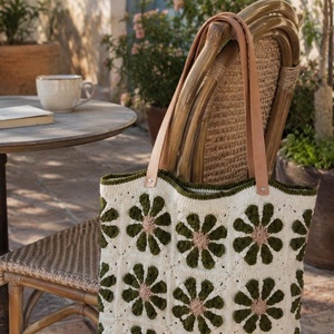 Geantă tote croșetată manual cu flori Granny Square și mânere din piele - genți și portofele - genți de mână și umăr - geantă casual - Artynos.ro