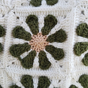 Geantă tote croșetată manual cu flori Granny Square și mânere din piele - genți și portofele - genți de mână și umăr - geantă casual - Artynos.ro