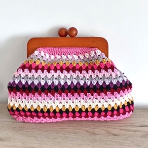Geanta clutch crosetata manual colorata cu rama din lemn - Artynos.ro