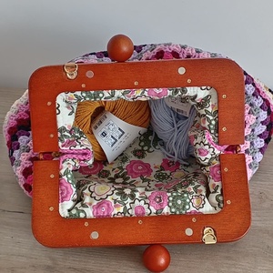 Geantă clutch croșetată manual colorată cu ramă din lemn - genți și portofele - genți de mână și umăr - geantă crossbody - Artynos.ro