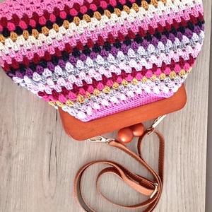 Geantă clutch croșetată manual colorată cu ramă din lemn - genți și portofele - genți de mână și umăr - geantă crossbody - Artynos.ro
