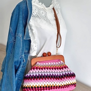 Geantă clutch croșetată manual colorată cu ramă din lemn - genți și portofele - genți de mână și umăr - geantă crossbody - Artynos.ro