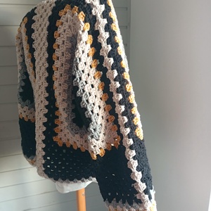Cardigan crosetat manual Granny Square � design modern, unicat, M�L - Artynos.ro