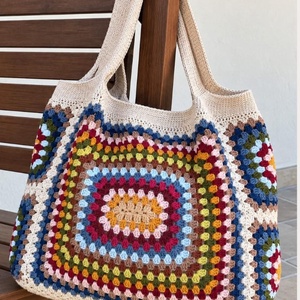 Geantă croșetată manual Granny Square, multicoloră, shopper mare, unicat - genți și portofele - genți de mână și umăr - genți de umăr - Artynos.ro