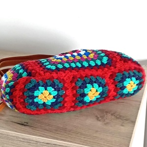 Geantă croșetată manual, multicoloră, cu mâner din lemn - genți și portofele - genți de mână și umăr - geantă casual - Artynos.ro