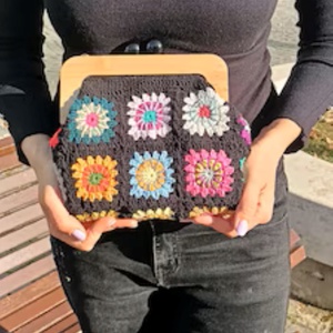 Geantă croșetată cu flori multicolore și închidere din lemn - genți și portofele - genți de mână și umăr - geantă crossbody - Artynos.ro