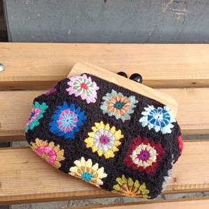 Geantă croșetată cu flori multicolore și închidere din lemn - genți și portofele - genți de mână și umăr - geantă crossbody - Artynos.ro