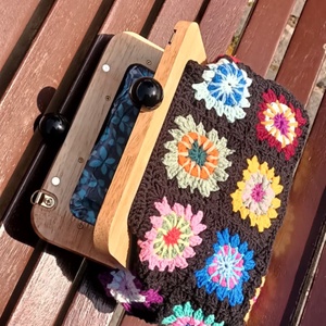 Geantă croșetată cu flori multicolore și închidere din lemn - genți și portofele - genți de mână și umăr - geantă crossbody - Artynos.ro