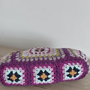 Geantă croșetată multicoloră cu mânere din lemn, în nuanțe de mov - genți și portofele - genți de mână și umăr - geantă casual - Artynos.ro