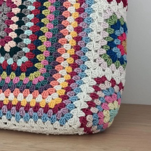 Geantă croșetată multicoloră din bumbac, căptușită, cu buzunar interior și închidere magnetică - genți și portofele - genți de mână și umăr - geantă casual - Artynos.ro