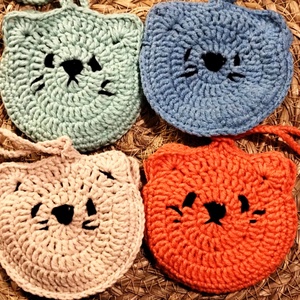 Set de 4 mini huse croșetate cu pisicuțe, în culori la alegere - genți și portofele - portofele, huse, suporturi - husă pentru căști - Artynos.ro