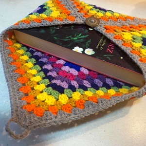 Husa crosetata pentru carte sau Kindle, personalizabila in culorile preferate - Artynos.ro