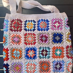 Geanta tote crosetata manual Granny Square multicolora - genți și portofele - geantă pentru cumpărături - totebaguri - Artynos.ro