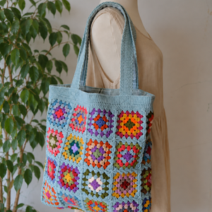 Geanta tote crosetata manual Granny Square multicolora - Artynos.ro