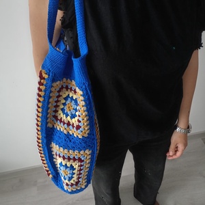 Geantă tote croșetată manual, albastru intens, cu model geometric - genți și portofele - geantă pentru cumpărături - totebaguri - Artynos.ro