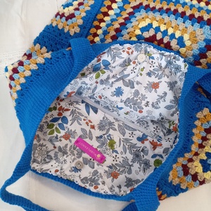 Geantă tote croșetată manual, albastru intens, cu model geometric - genți și portofele - geantă pentru cumpărături - totebaguri - Artynos.ro
