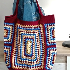Geanta tote crosetata manual, bordo, cu model geometric multicolor - Artynos.ro