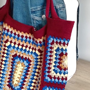 Geanta tote croșetata manual, bordo, cu model geometric multicolor - genți și portofele - geantă pentru cumpărături - totebaguri - Artynos.ro
