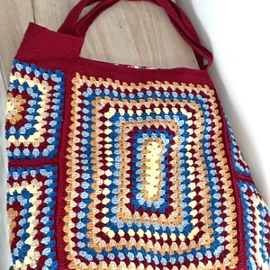 Geanta tote croșetata manual, bordo, cu model geometric multicolor - genți și portofele - geantă pentru cumpărături - totebaguri - Artynos.ro