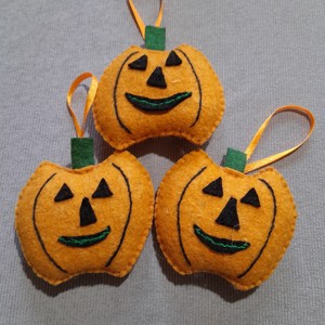  Decoratiuni de toamna, ( trei dovleci), Casa & Stil de viata, Accesorii pentru decorat casa, Halloween - tot ce ai nevoie pentru petrecere!, Dovleac de Halloween, Broderie, Cusatura, Dovleceii sunt facuti din pasla de lana galben ocru, cusuti si brodati manual. Sunt usor umplute cu..., ARTYNOS