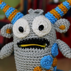 Jojó, monstrul îngrijitor - jucării și echipamente pentru copii - plușuri - monstru de pluș - Artynos.ro