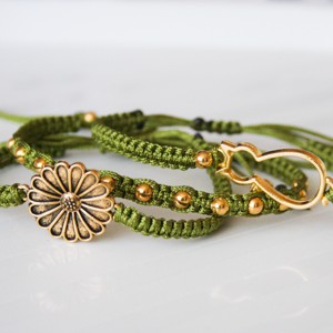 Brățară macramé împletită - Mărgele verde măsliniu -  - Artynos.ro