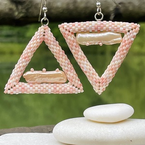 Cercei 'Sunrise triangle', cu perle de cultura, Bijuterii, Cercei, Cercei si ornamente pentru urechi, Tesatura, Impletituri, broderie cu margele, ARTYNOS