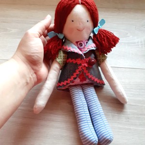 Emilia Cloth papusa cu ciucuri rosii rochie pana papusa, , , ARTYNOS