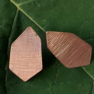 Cercei cu design minimalist din cupru -  - Artynos.ro Cercei cu design minimalist din cupru -  - Artynos.ro