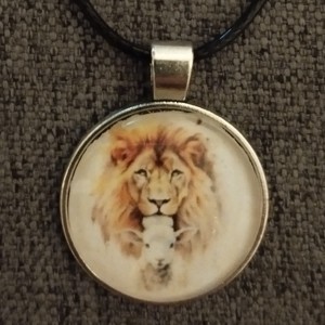 Colier din sticla Lens cu motiv de leu si miel, , , ARTYNOS
