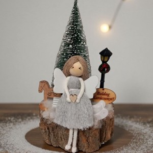 Înger Makramé pe o sanie - decor de masă de Crăciun pe un disc de lemn - crăciun - decorațiuni de crăciun de casă - decor pentru masă de crăciun - Artynos.ro