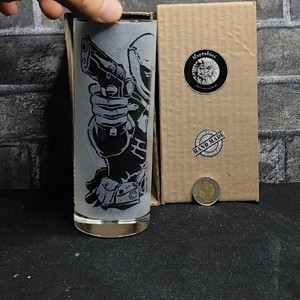 Pahar de sticlă gravat manual cu motivul pistolului Deadpool  -  - Artynos.ro