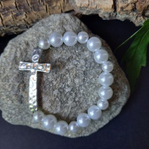 Bratara cu margele si pandantiv in forma de cruce, pe fir elastic , , , Bratara alba cu margele, cu pandantiv in forma de cruce argintie, pe un fir elastic. 
Diametrul ext..., ARTYNOS